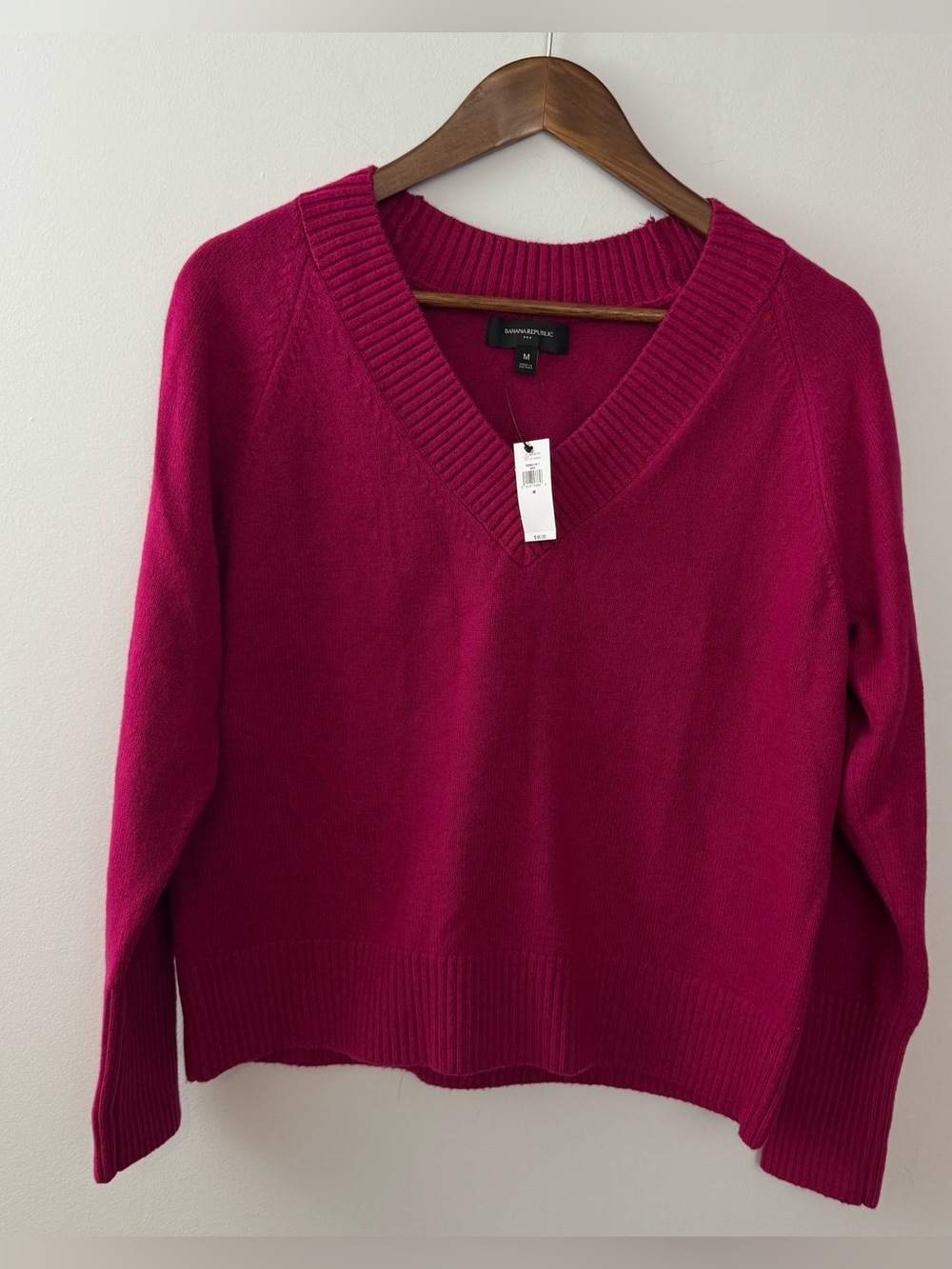 Banana Republic Women's V-Neck Sweater - Fuchsia Size M